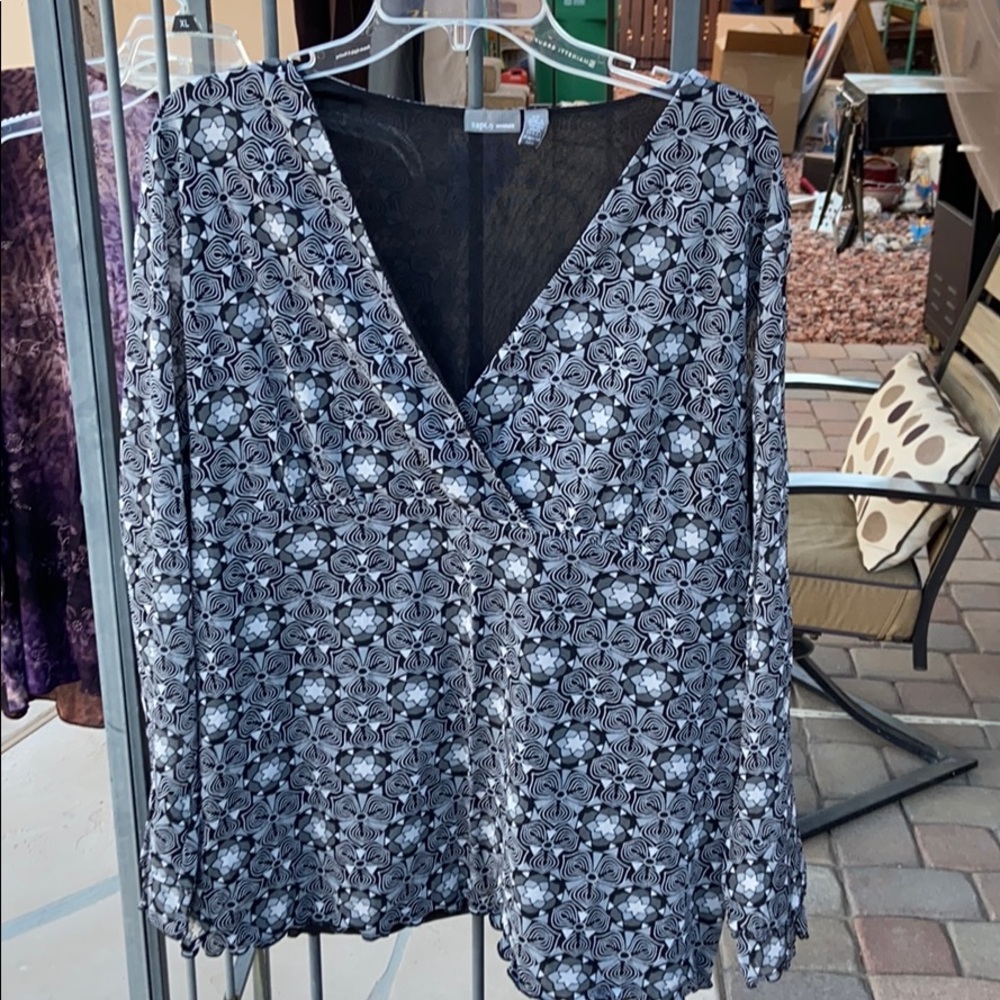 Long sleeve black and white top